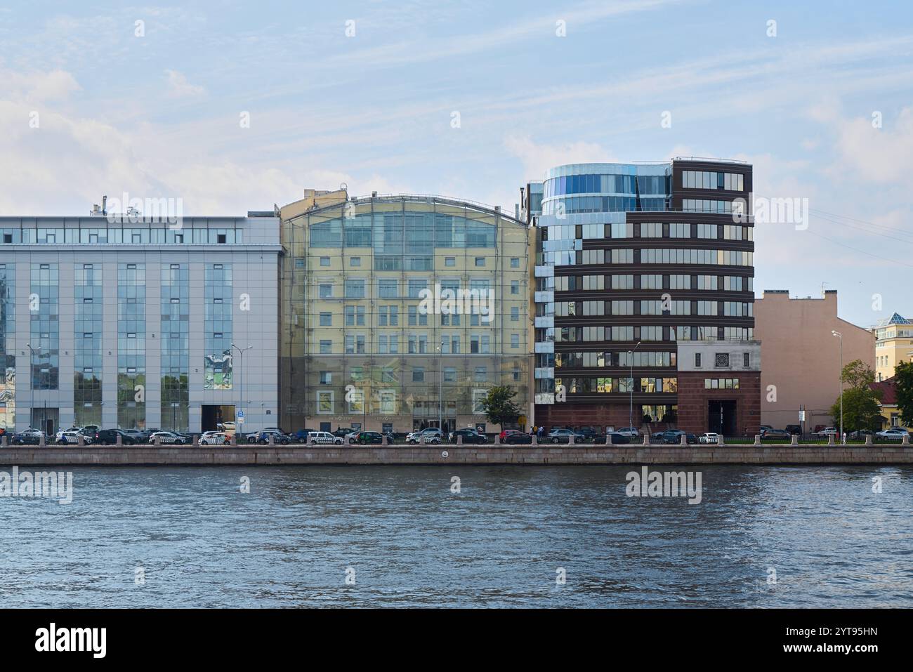 Die moderne architektonische Landschaft am Fluss zeigt atemberaubende Designs und Arbeiten Stockfoto