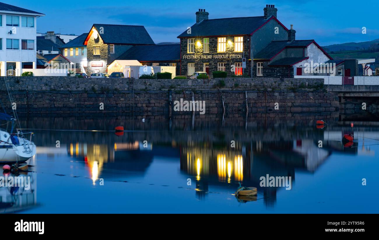 Ffestiniog Railway Harbour Station am Fluss Glaslyn in Porthmadog, Gwynedd, Nordwales. Aufgenommen im November 2024. Stockfoto