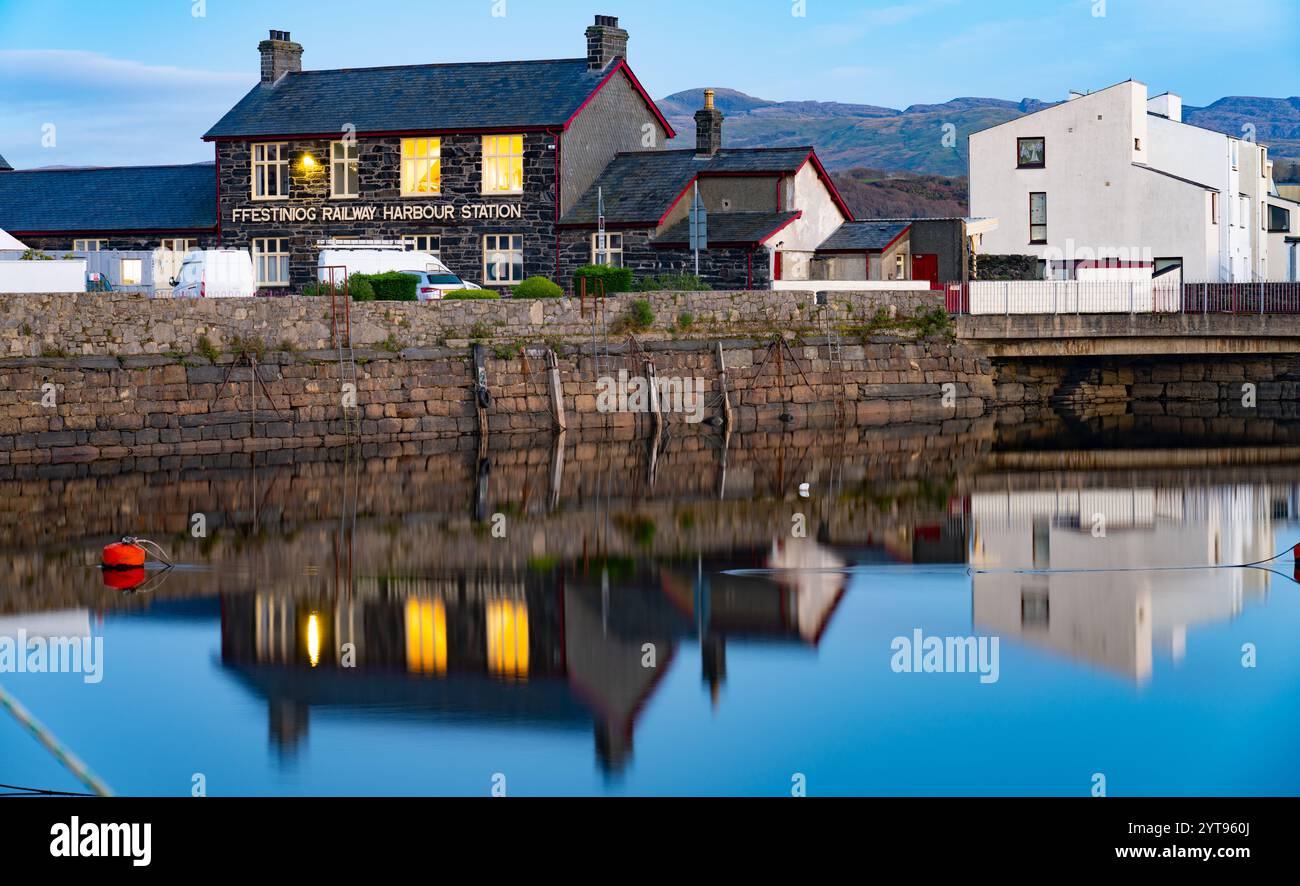 Ffestiniog Railway Harbour Station am Fluss Glaslyn in Porthmadog, Gwynedd, Nordwales. Aufgenommen im November 2024. Stockfoto