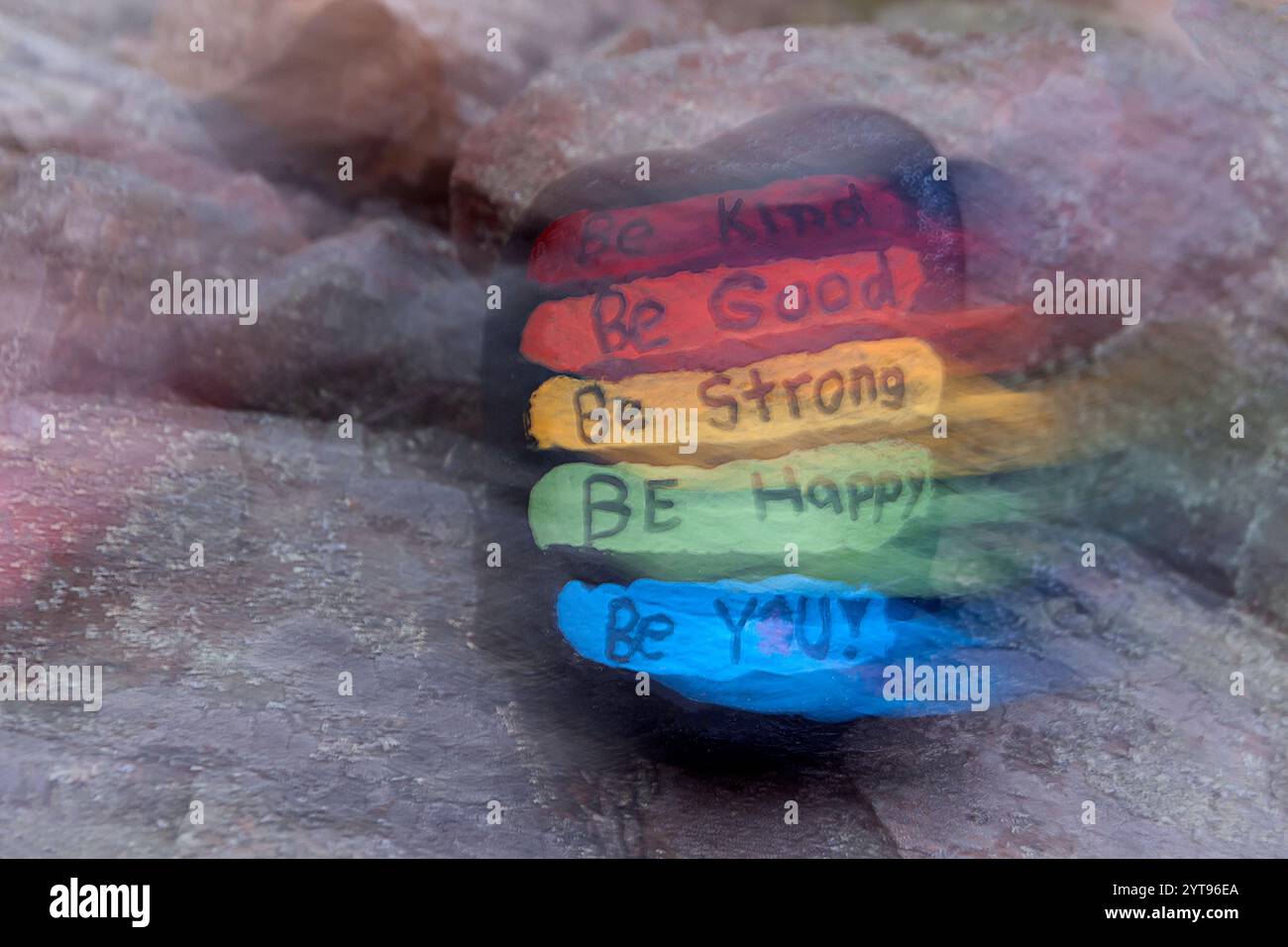 Painted Rock mit positiven Ratschlägen/Affirmationen zur Selbsthilfe: Seien Sie nett, seien Sie gut, seien Sie stark, seien Sie glücklich. Stockfoto