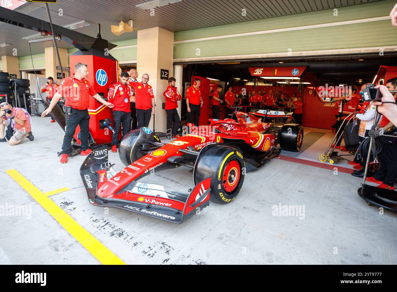 Yas Marina, Rieti, Abu Dhabi. Dezember 2024. Charles Leclerc (MON) - Scuderia Ferrari - Ferrari SF-24 - Ferrari während der Freitagssitzung der Formel 1 Etihad Airways Abu Dhabi Grand Prix 2024, Yas Marina, Abu Dhabi 6-8. Dezember 2024 (Bild: © Alessio de Marco/ZUMA Press Wire) NUR REDAKTIONELLE VERWENDUNG! Nicht für kommerzielle ZWECKE! Stockfoto