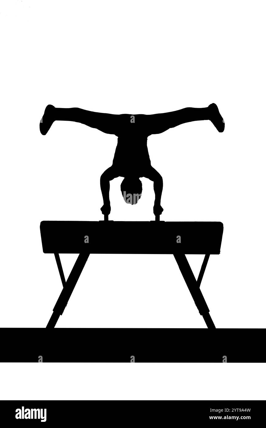 Mann, der einen Handstand auf einem Gestell macht, wie eine Silhouette in Schwarz/weiß Stockfoto