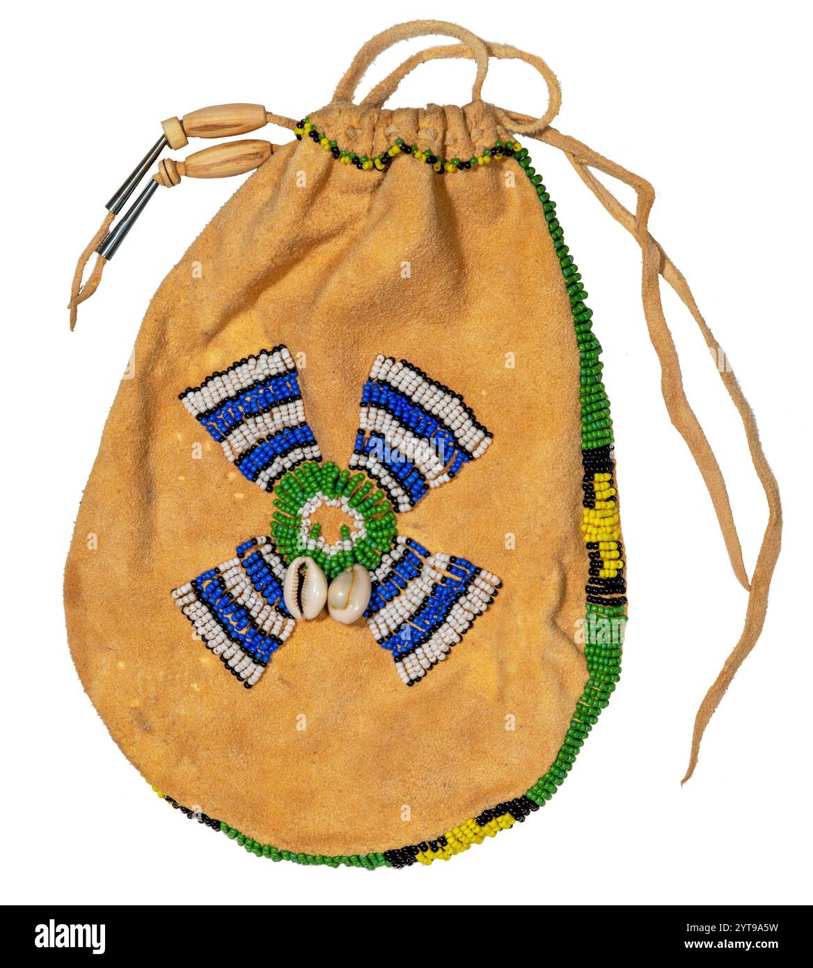 Nordamerikanische Indianertasche. Hergestellt aus Hirschleder, bestickt mit bunten Glasperlen und Lederschnüren, isoliert auf weiß Stockfoto