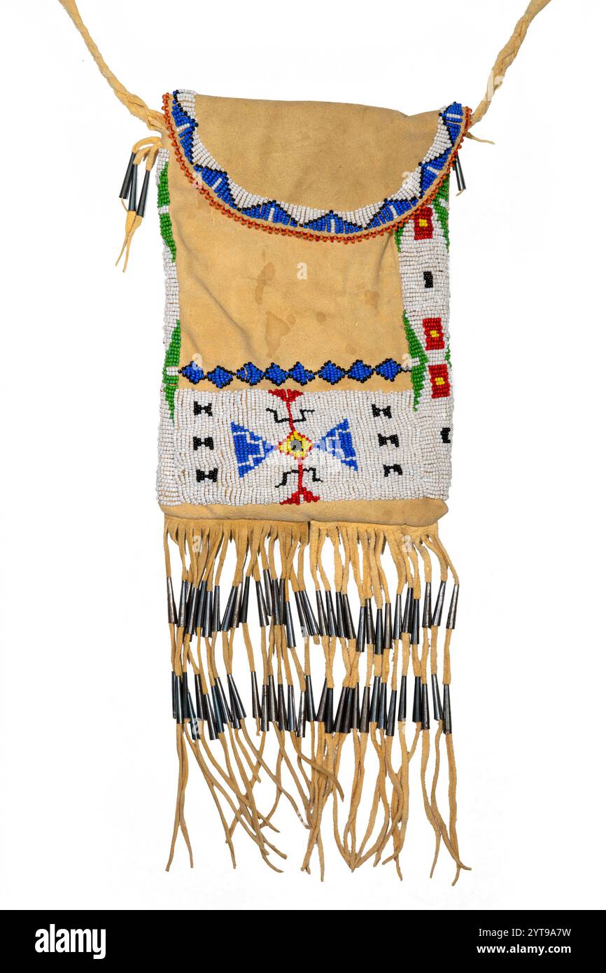 Nordamerikanische Indianertasche. Hergestellt aus Hirschleder, bestickt mit bunten Glasperlen und Lederschnüren, isoliert auf weiß Stockfoto