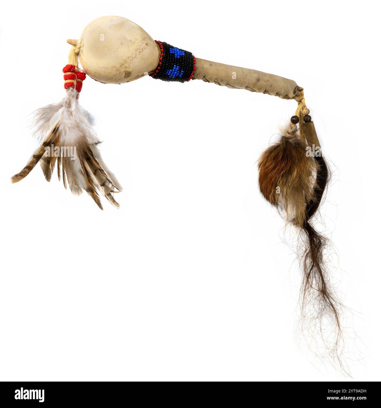 Nachbildung einer nordamerikanischen indianischen Rassel aus Riesenkürbis mit Glasperlen und Federn, isoliert auf Weiß Stockfoto