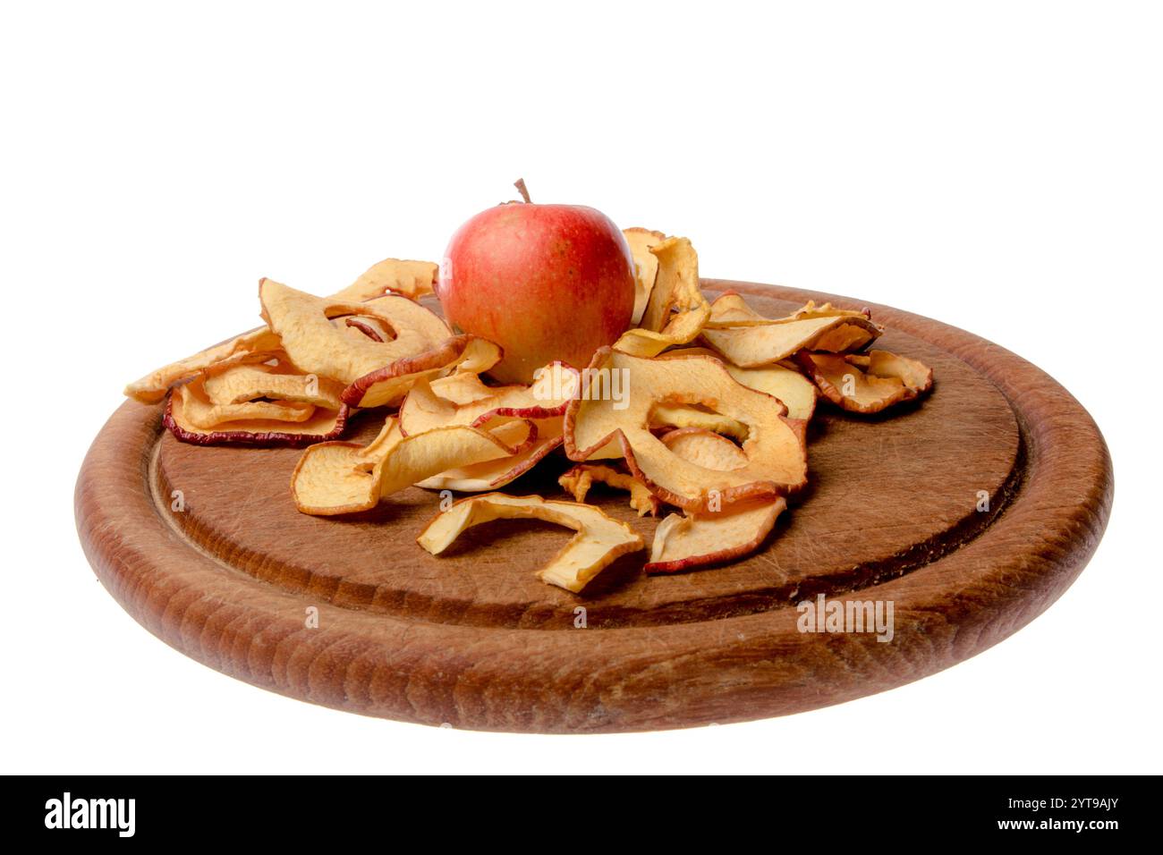 Apfelringe mit einem Apfel auf einem Holzbrett Stockfoto