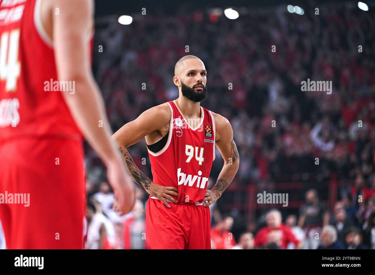 Piräus, Piräus, Griechenland. Dezember 2024. 94 EVAN FOURNIER von Olympiacos Piräus spielt während der Euroleague, Runde 14, Spiel zwischen Olympiacos Piräus und Paris Basketball im Peace and Friendship Stadium am 6. Dezember 2024 in Piräus, Griechenland. (Kreditbild: © Stefanos Kyriazis/ZUMA Press Wire) NUR REDAKTIONELLE VERWENDUNG! Nicht für kommerzielle ZWECKE! Stockfoto