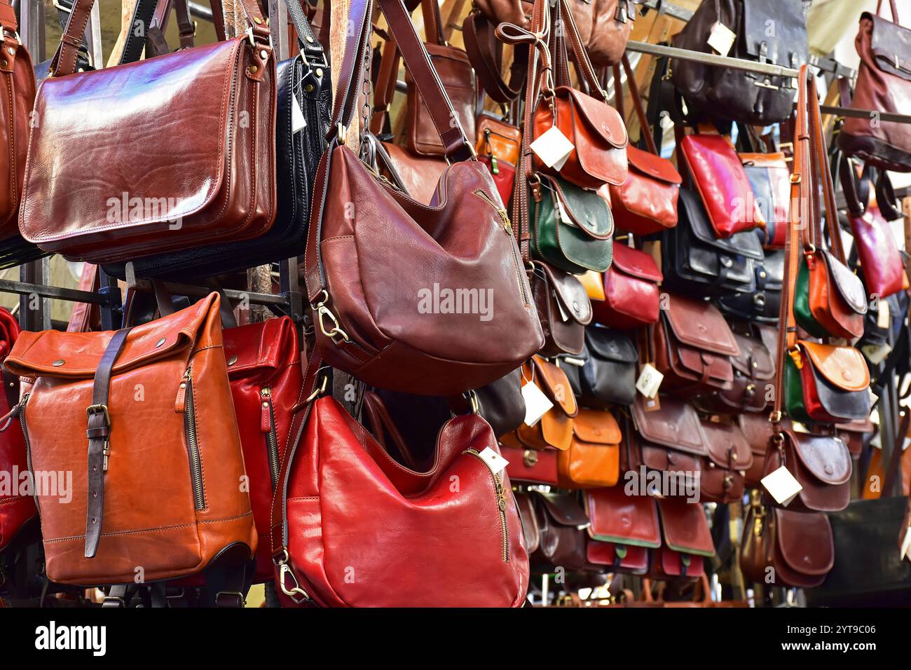 Lederwaren auf einem italienischen Markt Stockfoto