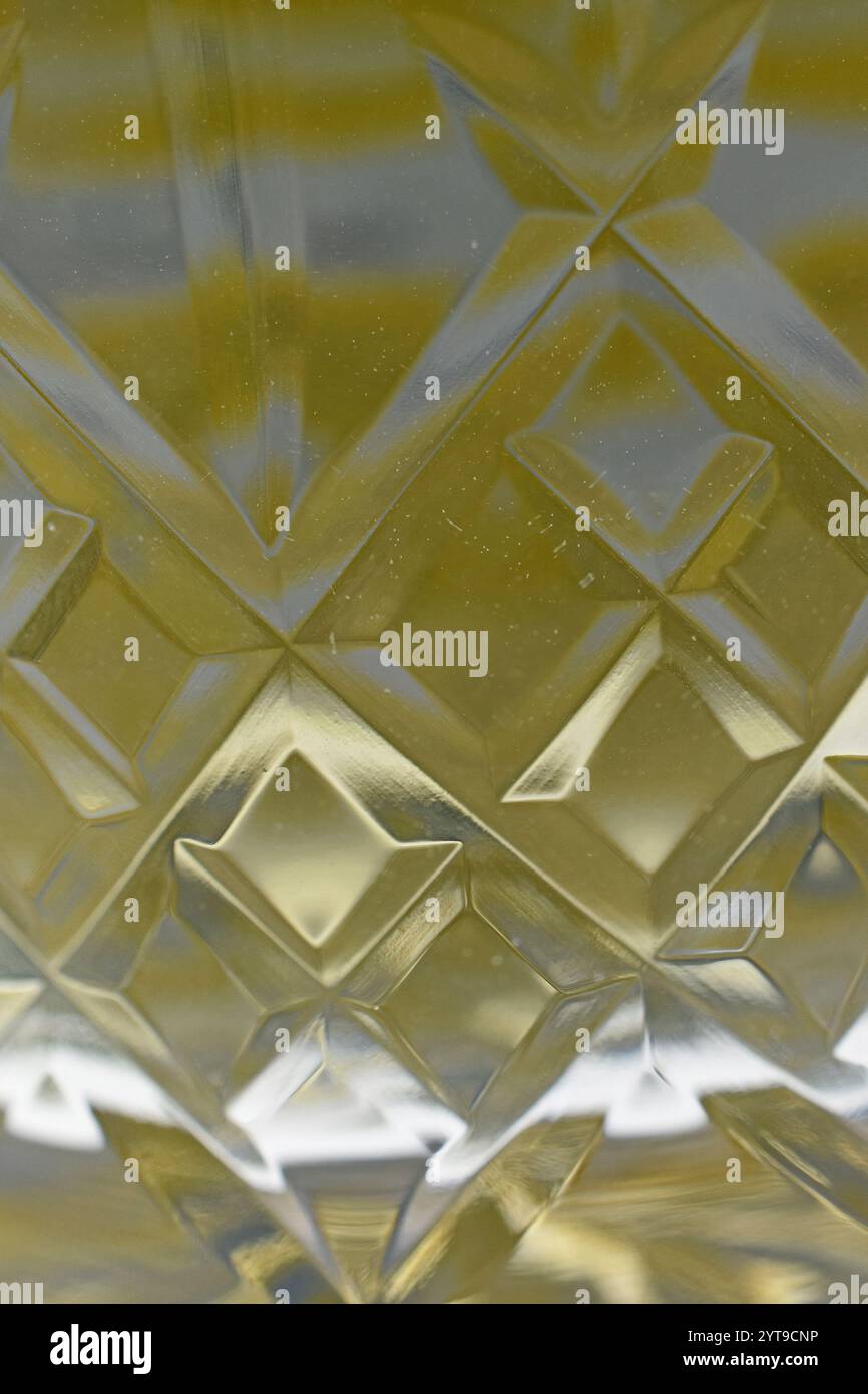 Die Farbe Gelb und Luftblasen im Wasser hinter geschliffenem Glas Stockfoto