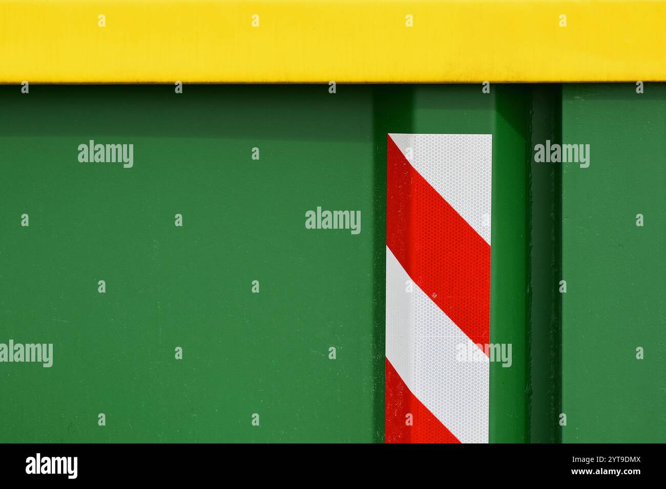 Grüner Kornbehälter mit gelber Plane, Detail Stockfoto