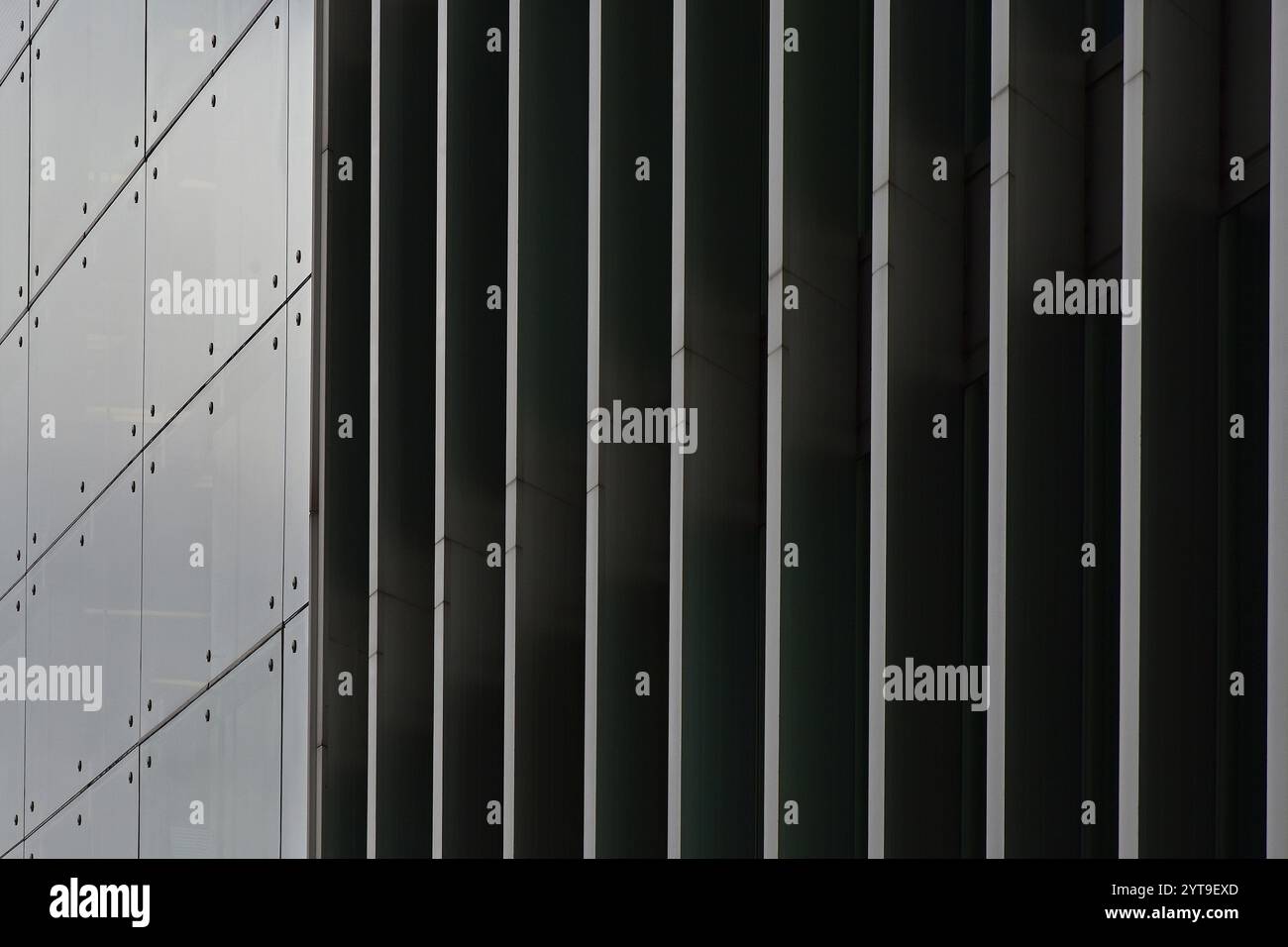Fassadenverkleidung in einem modernen Gebäude Stockfoto