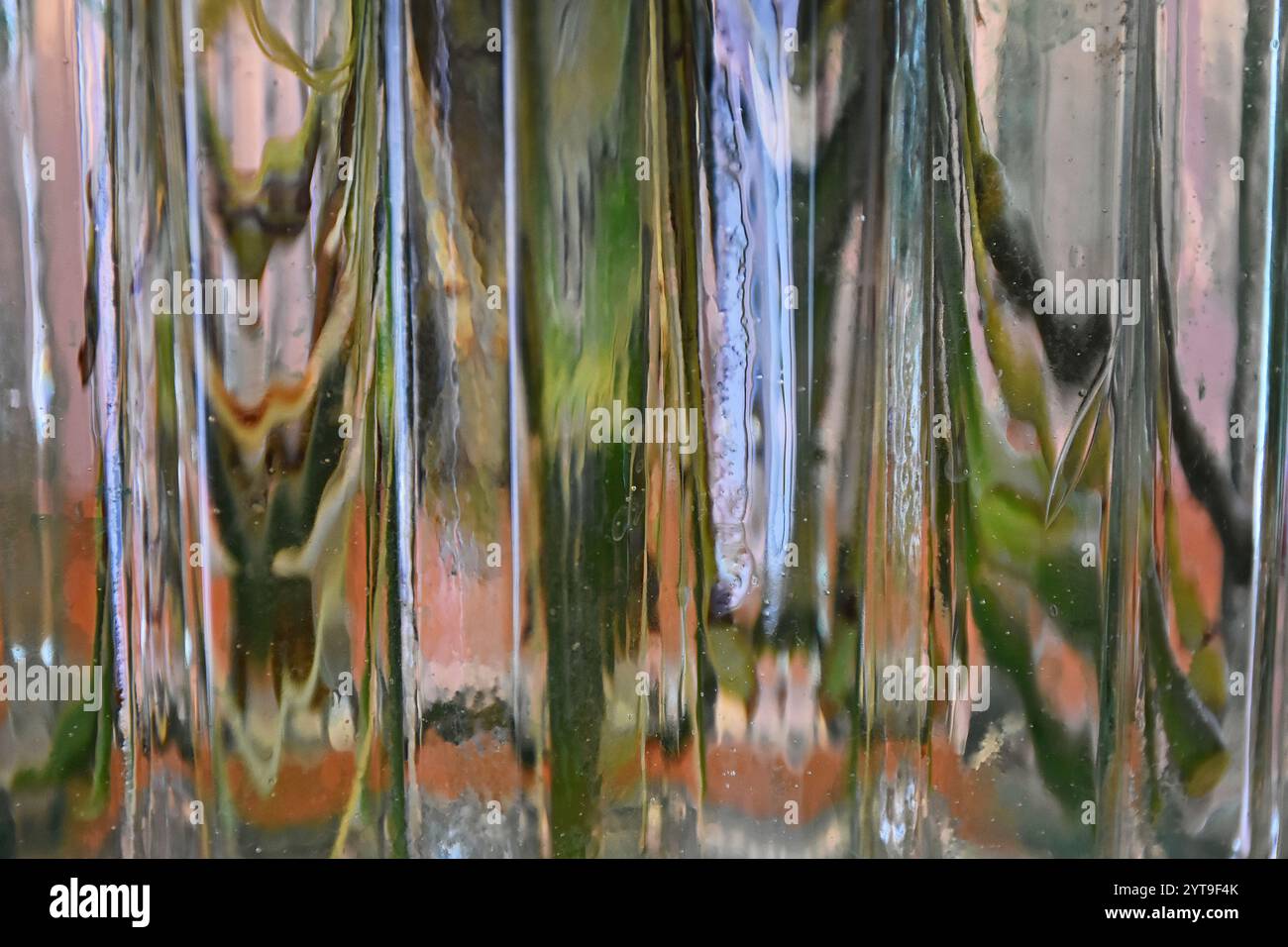 Bunte Reflexionen in einer Vase aus transparentem Glas Stockfoto