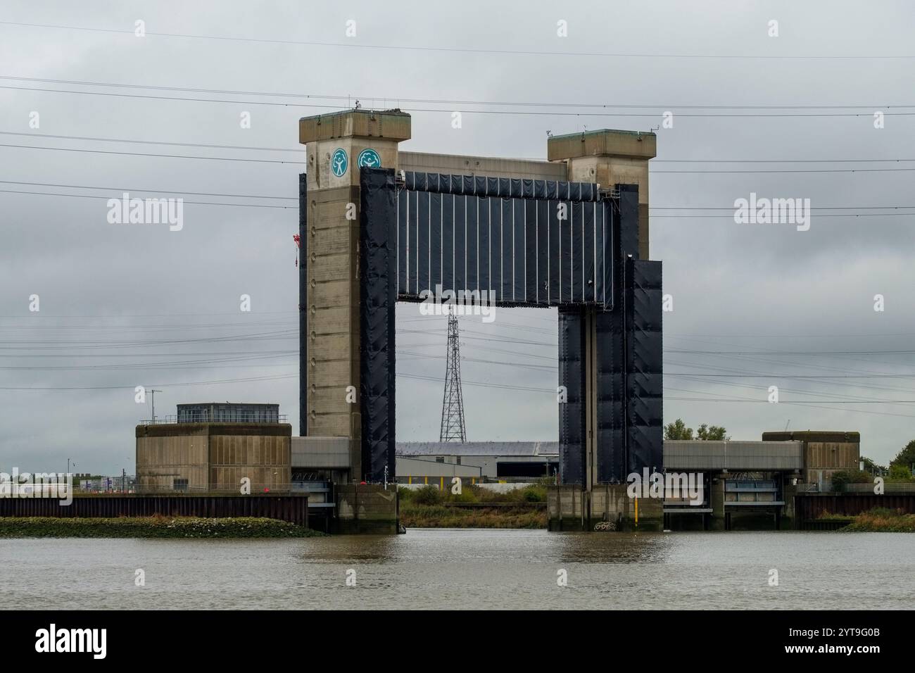 Barking Creek Barrier, eine Flutschutzmauer, die den Fluss Roding überquert, wo sie in Barking, London in die Themse mündet. Stockfoto