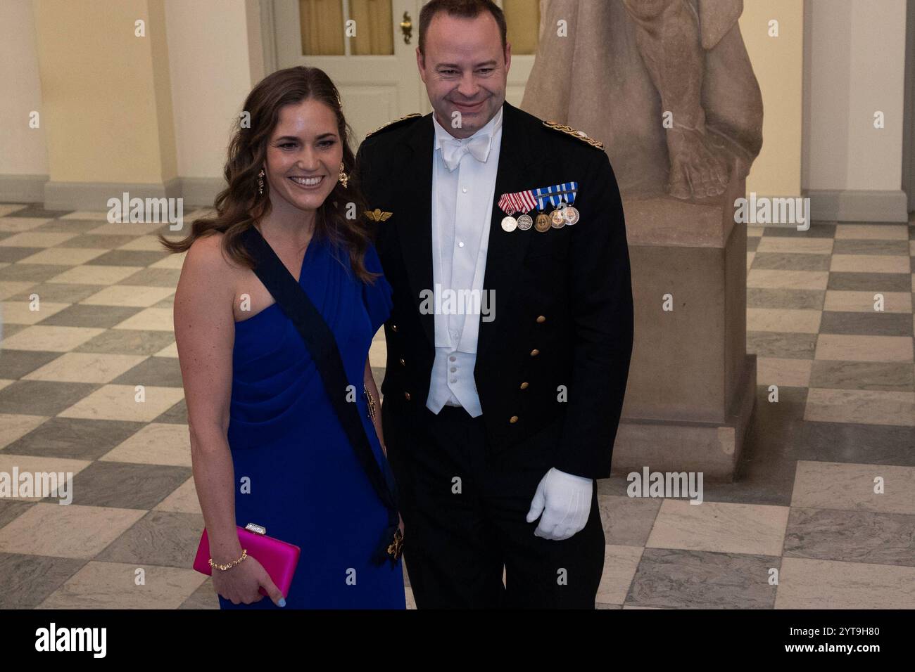 Die Ministerin für europäische Angelegenheiten Marie Bjerre L und Jan Bjerre Holst R kommen am Staatsbankett im Schloss Christiansborg an, als König Frederik X und Königin Maria von Dänemark den ägyptischen Präsidenten Abdel Fatah al-Sisi zu seinem Staatsbesuch in Dänemark am Freitag, 6. Dezember 2024 Kopenhagen Schloss Christiansborg Dänemark empfangen Copyright: XKristianxTuxenxLadegaardxBergx 2E6A7840 Stockfoto