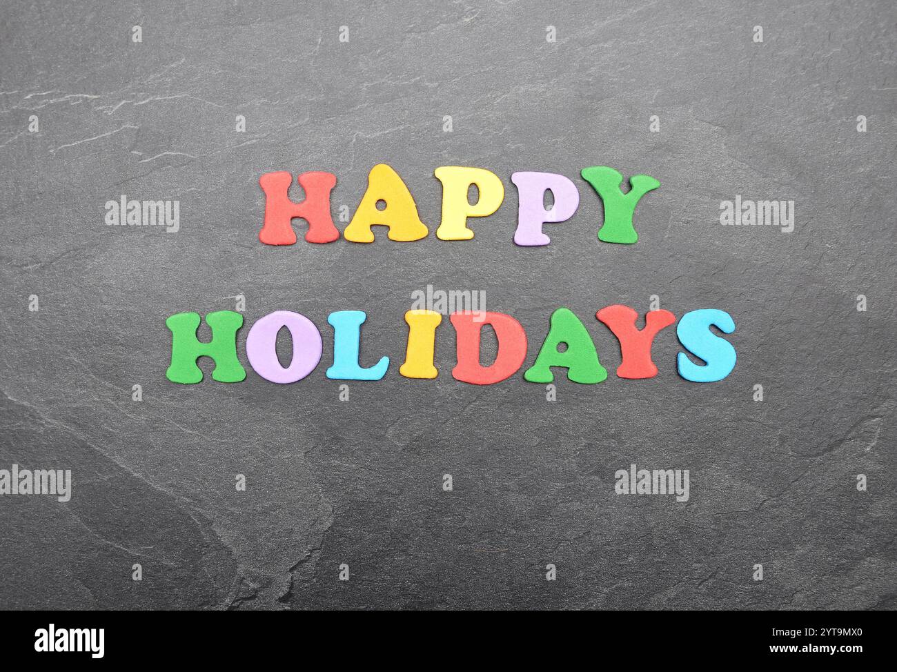 Begriff aus bunten Buchstaben auf Schiefer Stockfoto