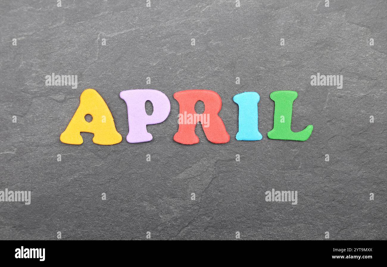 Begriff aus bunten Buchstaben auf Schiefer Stockfoto