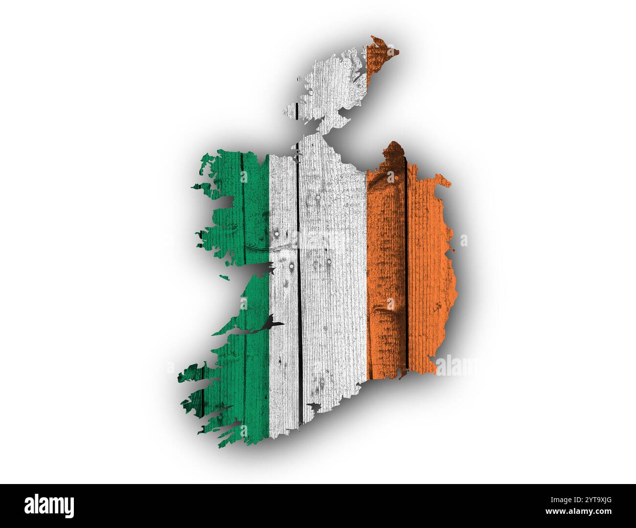 Karte und Flagge von Irland auf verwittertem Holz Stockfoto