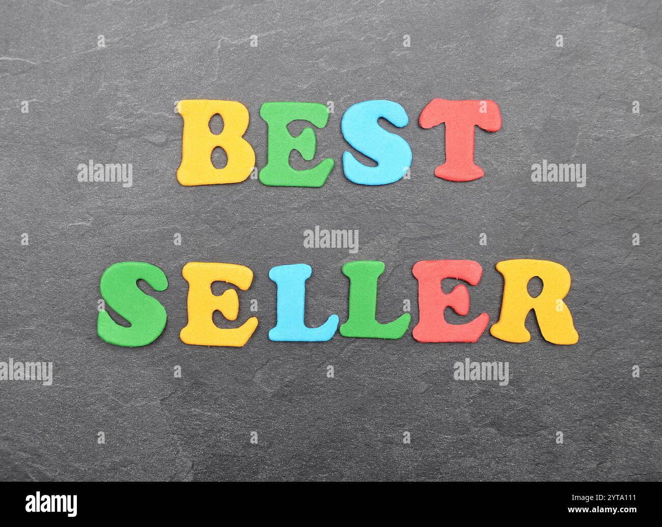 Begriff aus bunten Buchstaben auf Schiefer Stockfoto