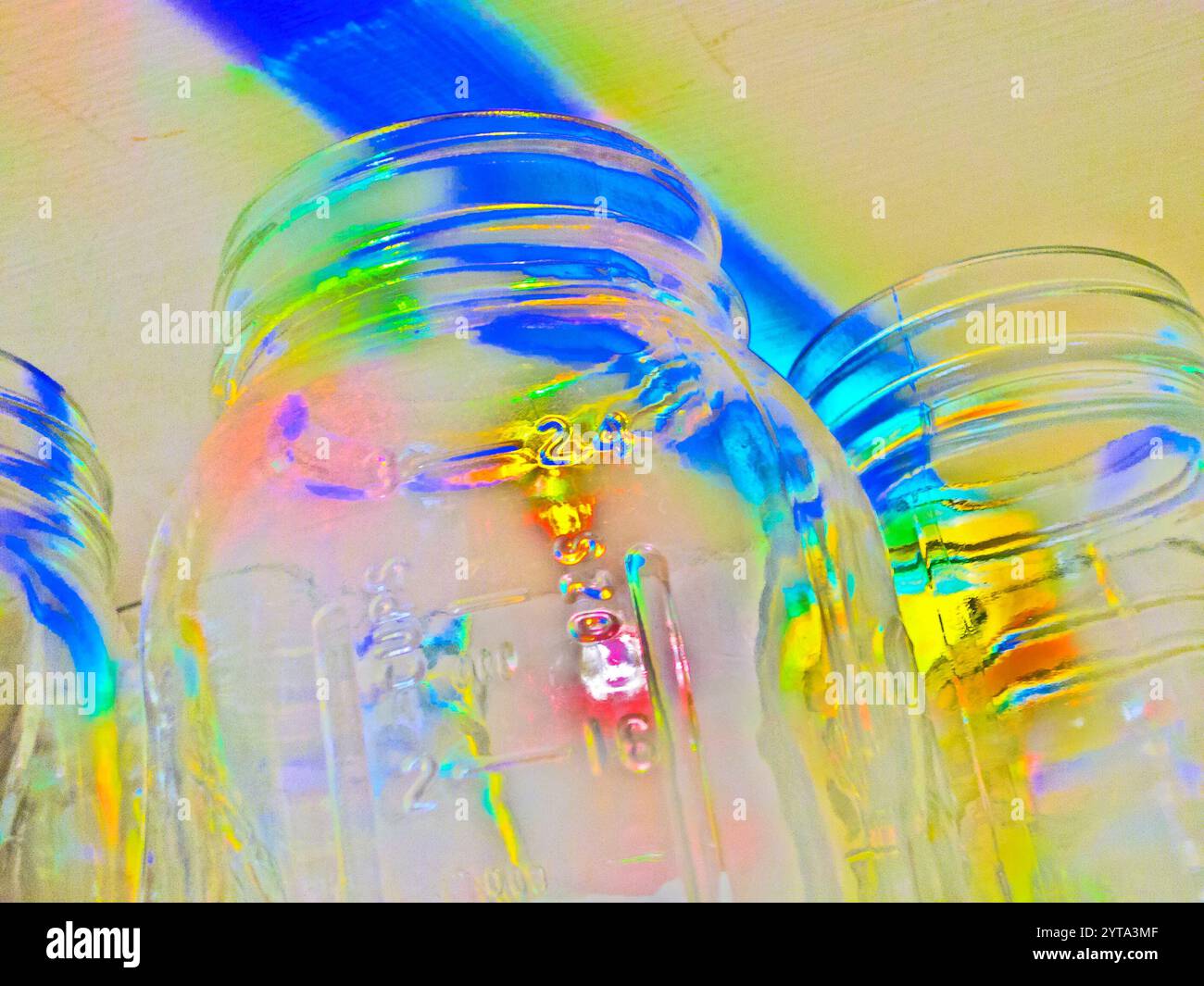Lichtspektrum-Regenbogen auf gelagerten Einmachgläsern in einem Küchenschrank in Ludington, Michigan, USA. Stockfoto
