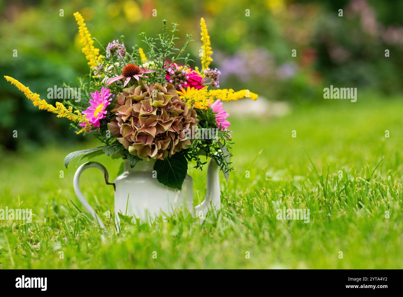 Bunter Blumenstrauß in einem alten Topf Stockfoto