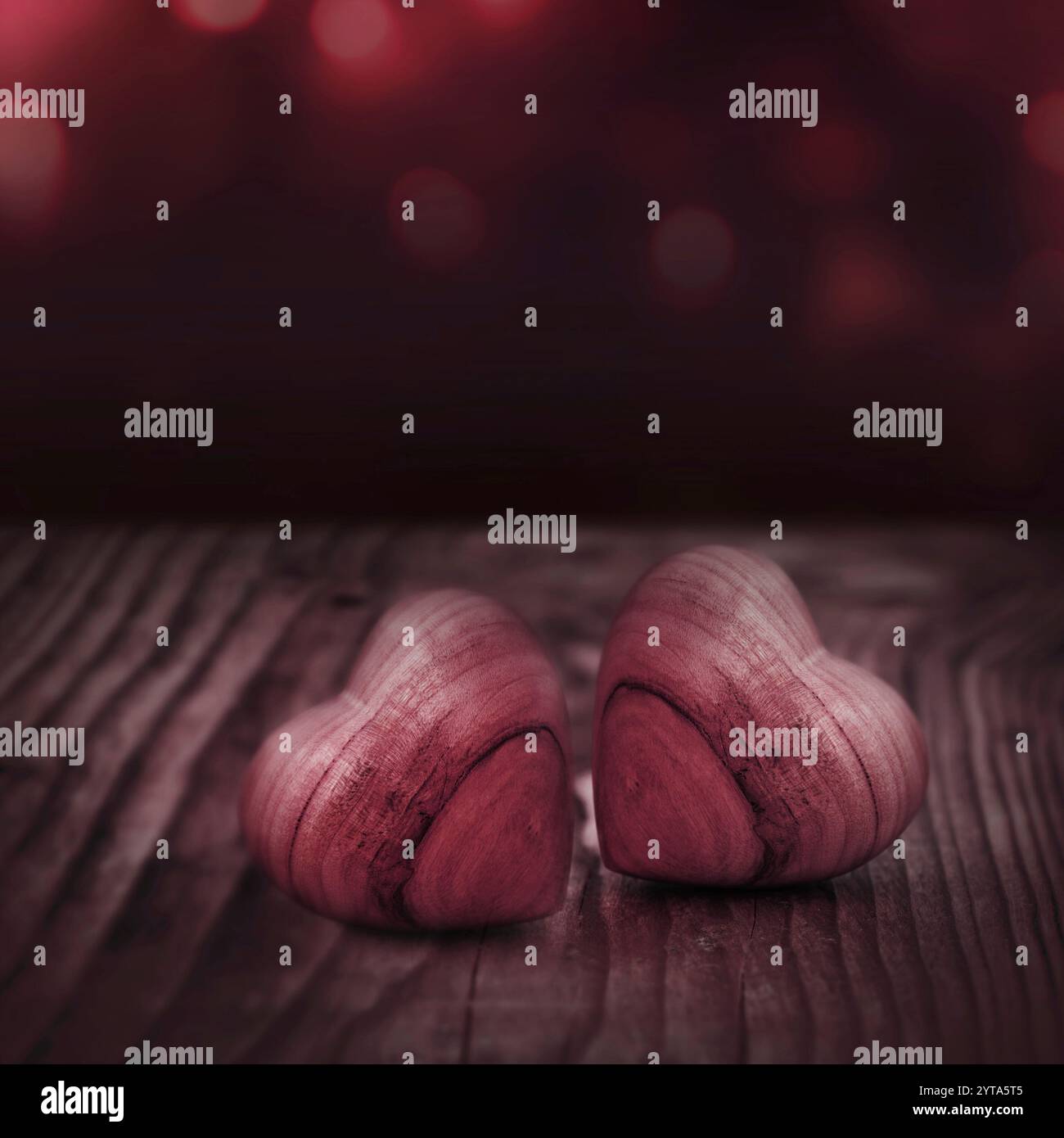 Stilleben mit zwei Herzen in den zarten Rot für eine liebe Nachricht Stockfoto