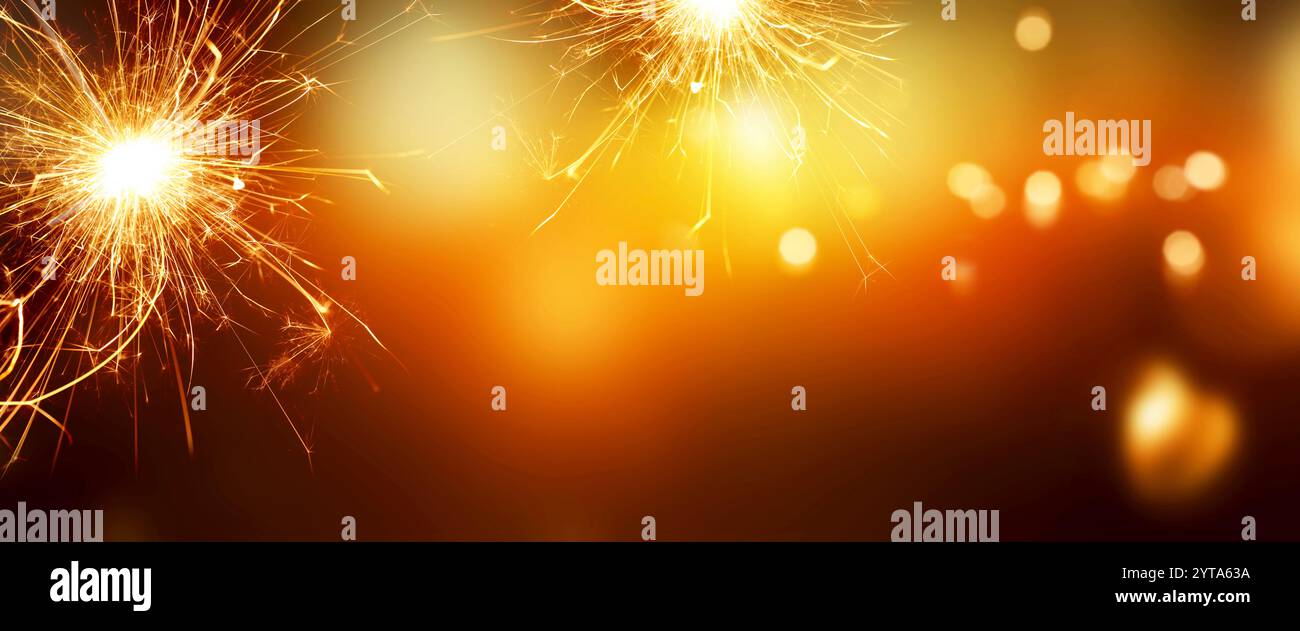 Feuriger Silvesterhintergrund mit goldenem Bokeh und Funker für Neujahrs-Grüße Stockfoto