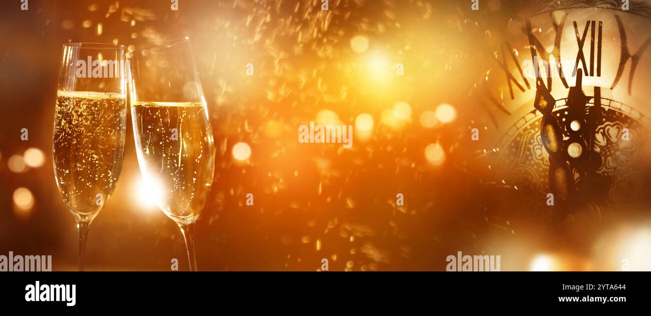 Silvester Champagner mit Uhr und Feuerwerk im Hintergrund für Neujahrs-Grüße Stockfoto
