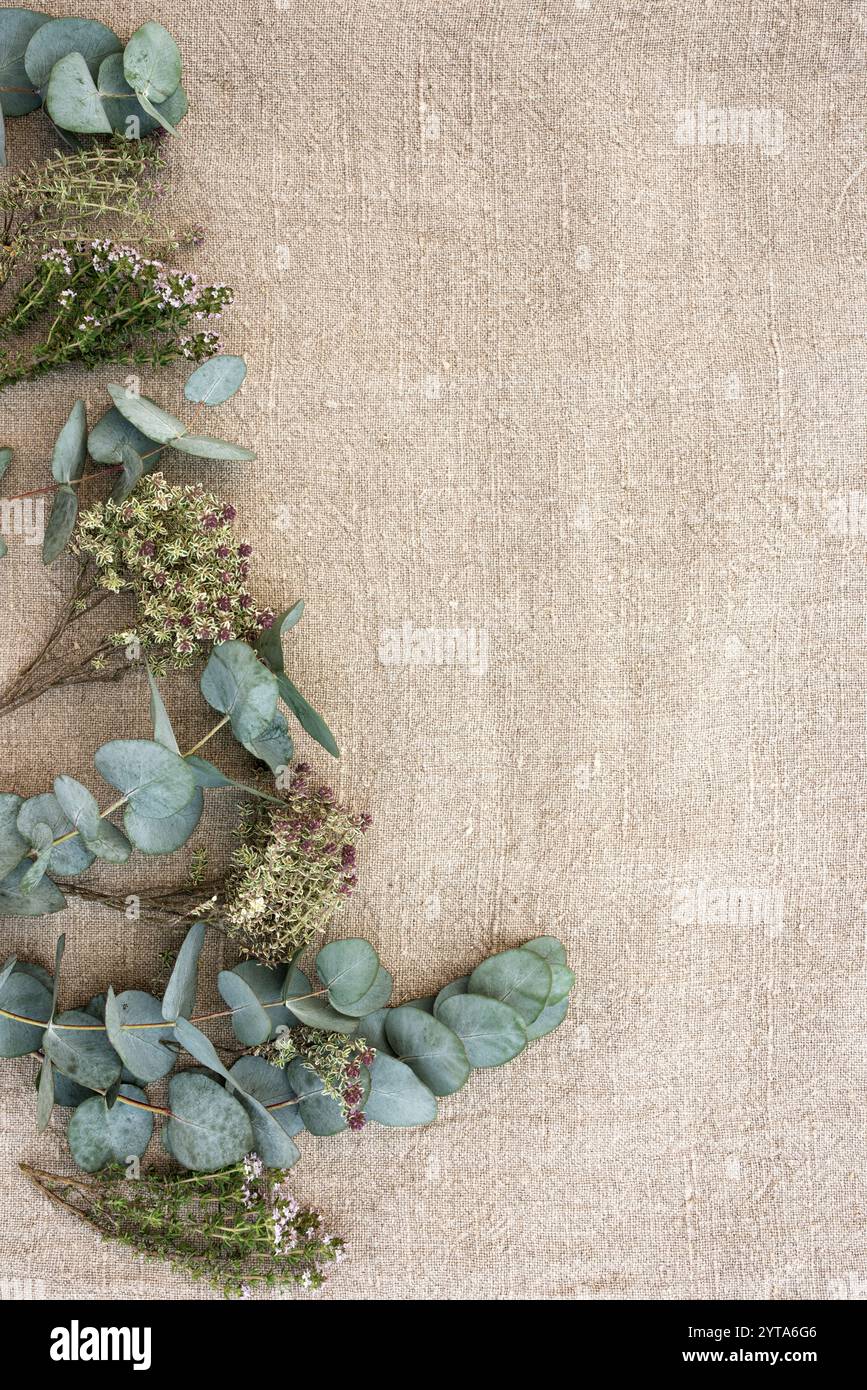 Naturdekoration im nachhaltigen Boho-Stil auf beigem Leinentuch. Vertikaler Hintergrund für Hochzeiten und festliche Gastronomie. Draufsicht mit Platz für Text. Stockfoto
