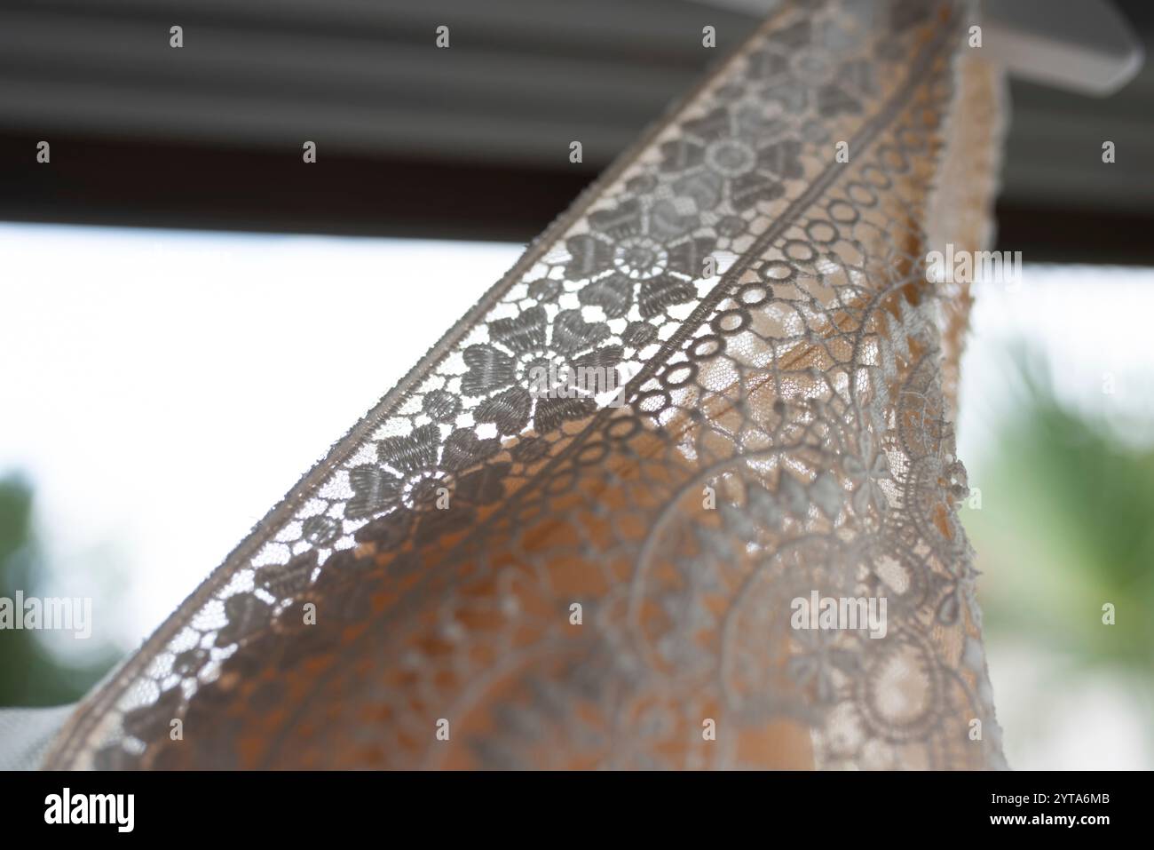 Hochzeitskleid aus Spitze und Seide. Detailaufnahme eines aufwendigen Textilmusters mit Transparenz. Hochzeitshintergrund. Stockfoto