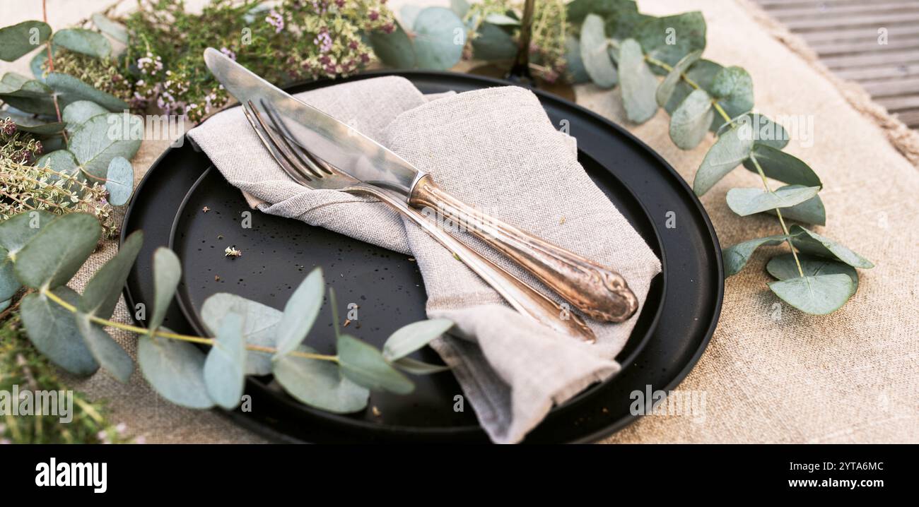 Festliches Ambiente im natürlichen Boho-Stil für eine Sommerhochzeit. Hintergrundkonzept für Hochzeitsfeiern und Urlaubs-Gastronomie. Dekoration im Restaurant. Stockfoto