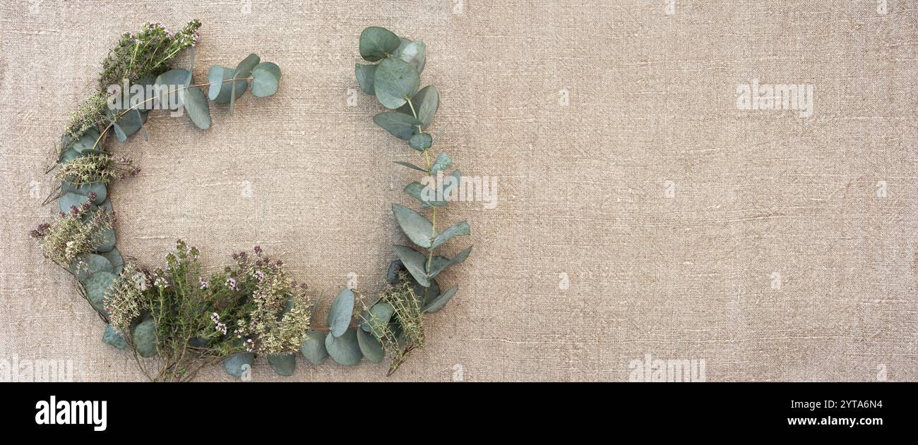 Naturdekoration im nachhaltigen Boho-Stil auf beigem Leinentuch. Horizontaler Hintergrund für Hochzeiten und festliche Gastronomie. Draufsicht mit Platz für Text. Stockfoto