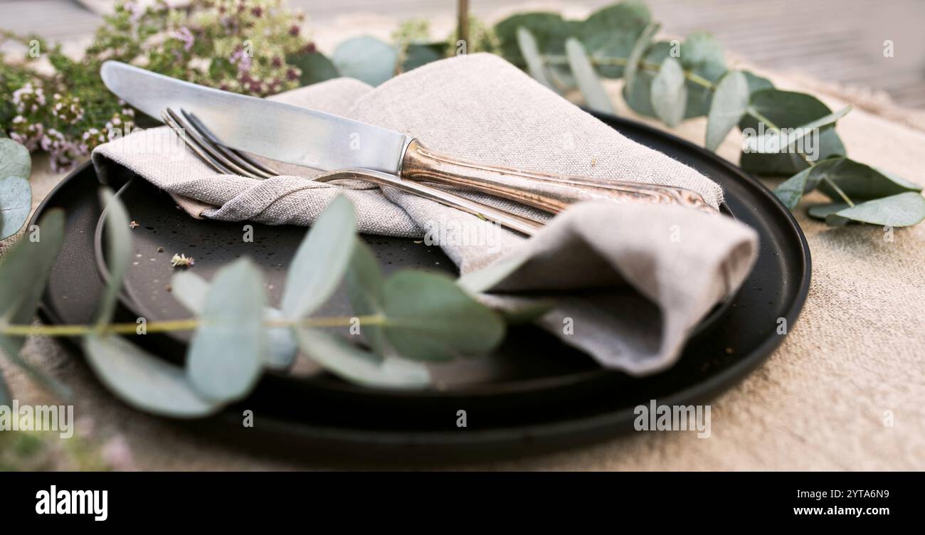 Festliches Ambiente im natürlichen Boho-Stil für eine Sommerhochzeit. Hintergrundkonzept für Hochzeitsfeiern und Urlaubs-Gastronomie. Dekoration im Restaurant. Stockfoto