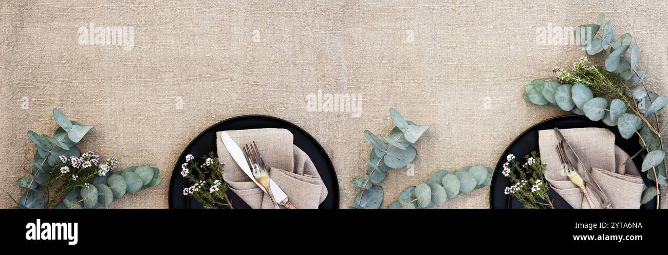 Festliche Tischdekoration für Sommerhochzeiten im natürlichen Boho-Stil. Hintergrundkonzept mit Draufsicht für Hochzeitsfeiern und Urlaubs-Gastronomie. Einrichtung im Restaurant. Flach, Draufsicht, lang horizontal. Stockfoto