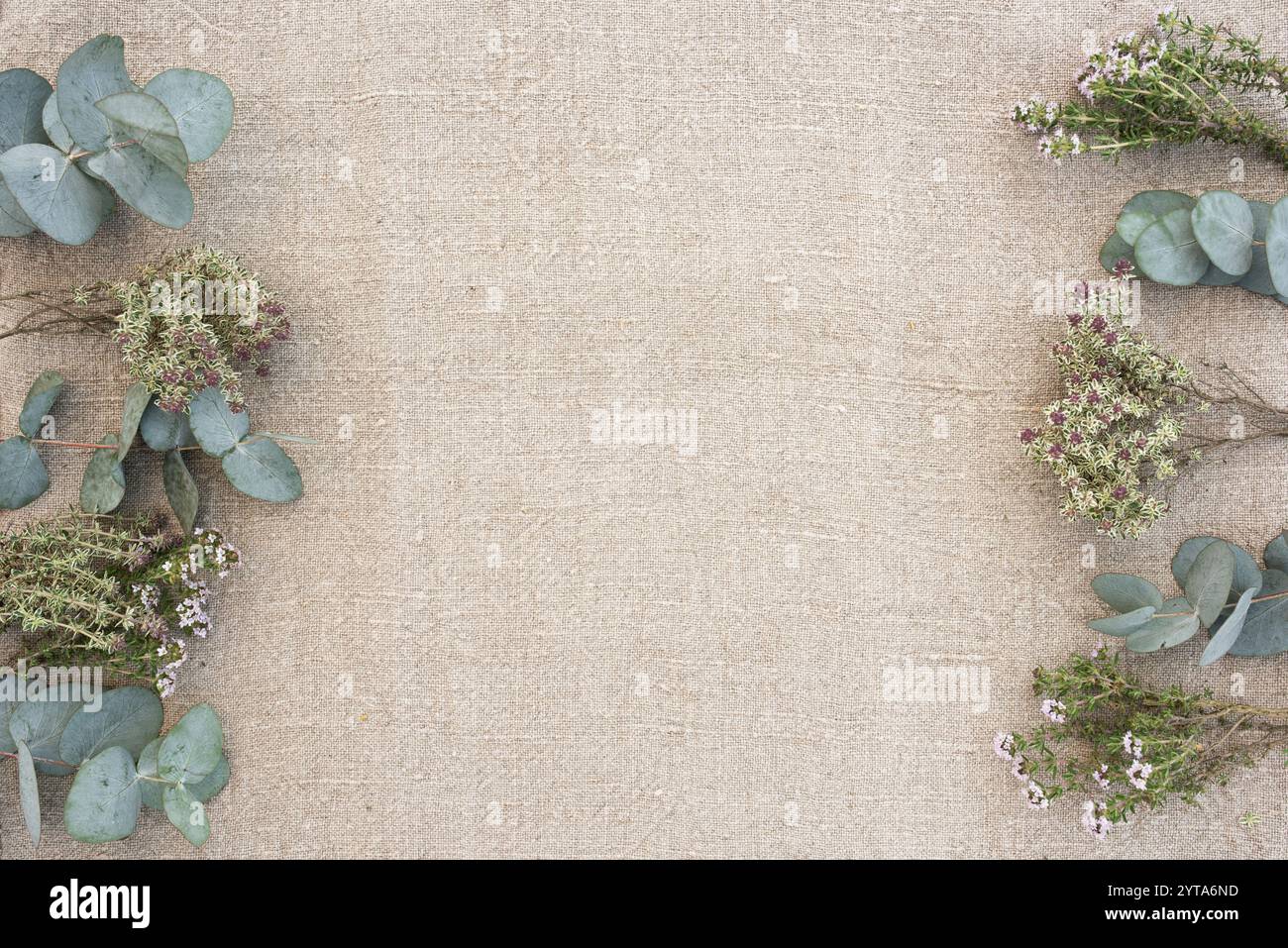 Naturdekoration im nachhaltigen Boho-Stil auf beigem Leinentuch. Hintergrund für Hochzeiten und festliche Gastronomie. Draufsicht mit Platz für Text. Stockfoto