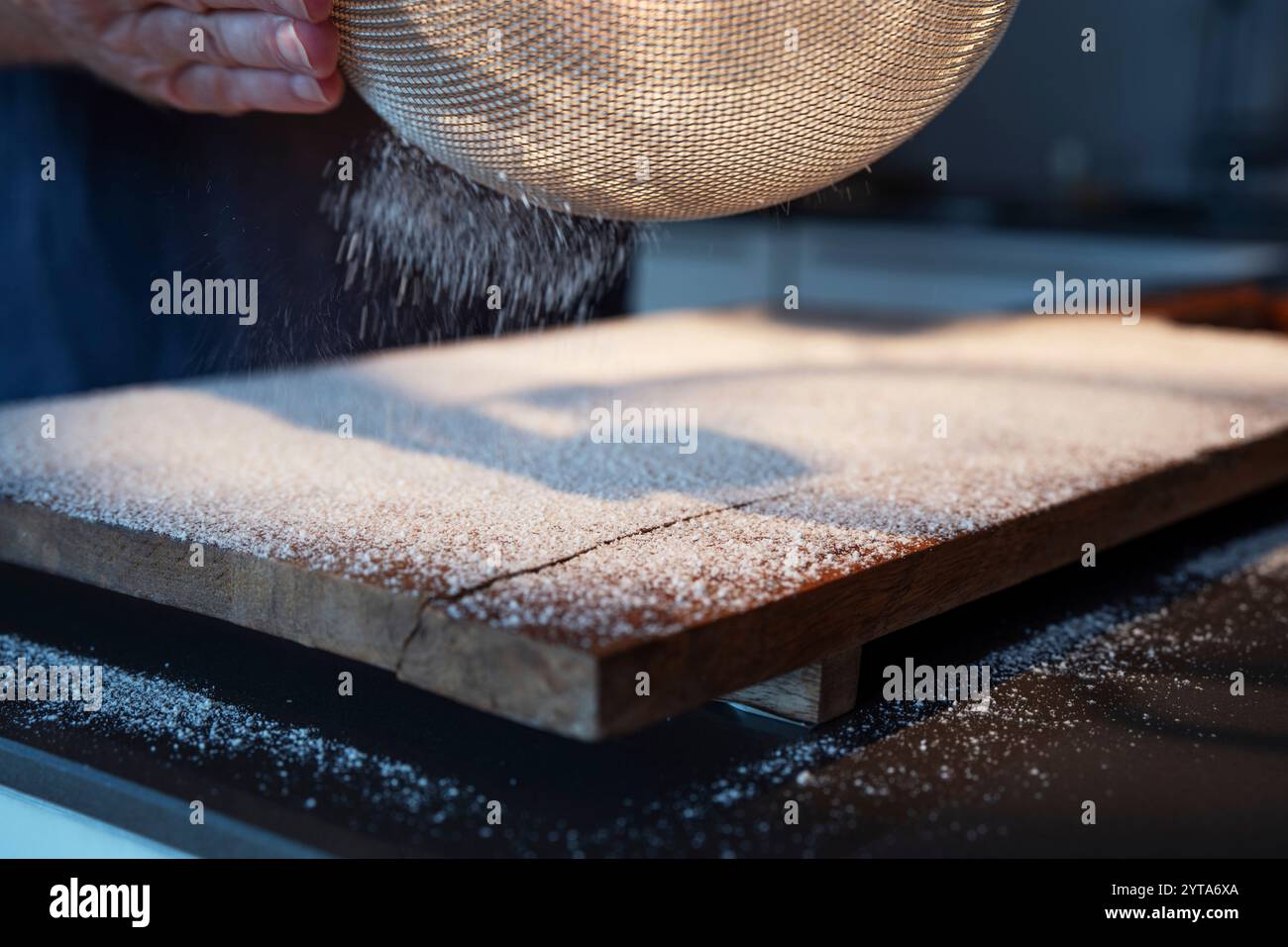 Holzarbeitsfläche mit Mehl direkt von oben für die Teigverarbeitung. Nahaufnahme. Stockfoto