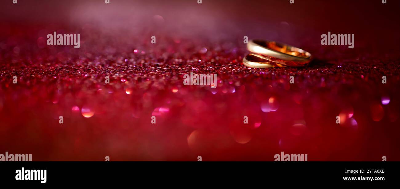 Goldene Eheringe auf glitzerndem rotem Hintergrund. Konzept für Hochzeit, Liebe und Valentinstag. Horizontale Vorlage für Grußkarten, Initiation und Banner mit Platz für Text. Generatives KI-Bild. Stockfoto