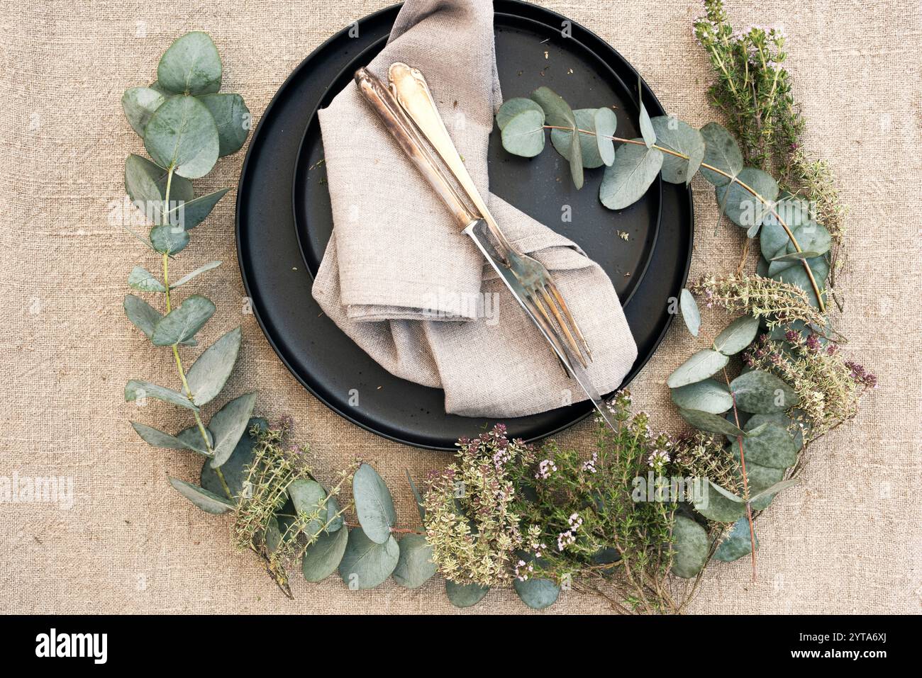 Festliches Ambiente im natürlichen Boho-Stil für eine Sommerhochzeit. Hintergrundkonzept für Hochzeitsfeiern und Urlaubs-Gastronomie. Dekoration im Restaurant. Draufsicht. Stockfoto
