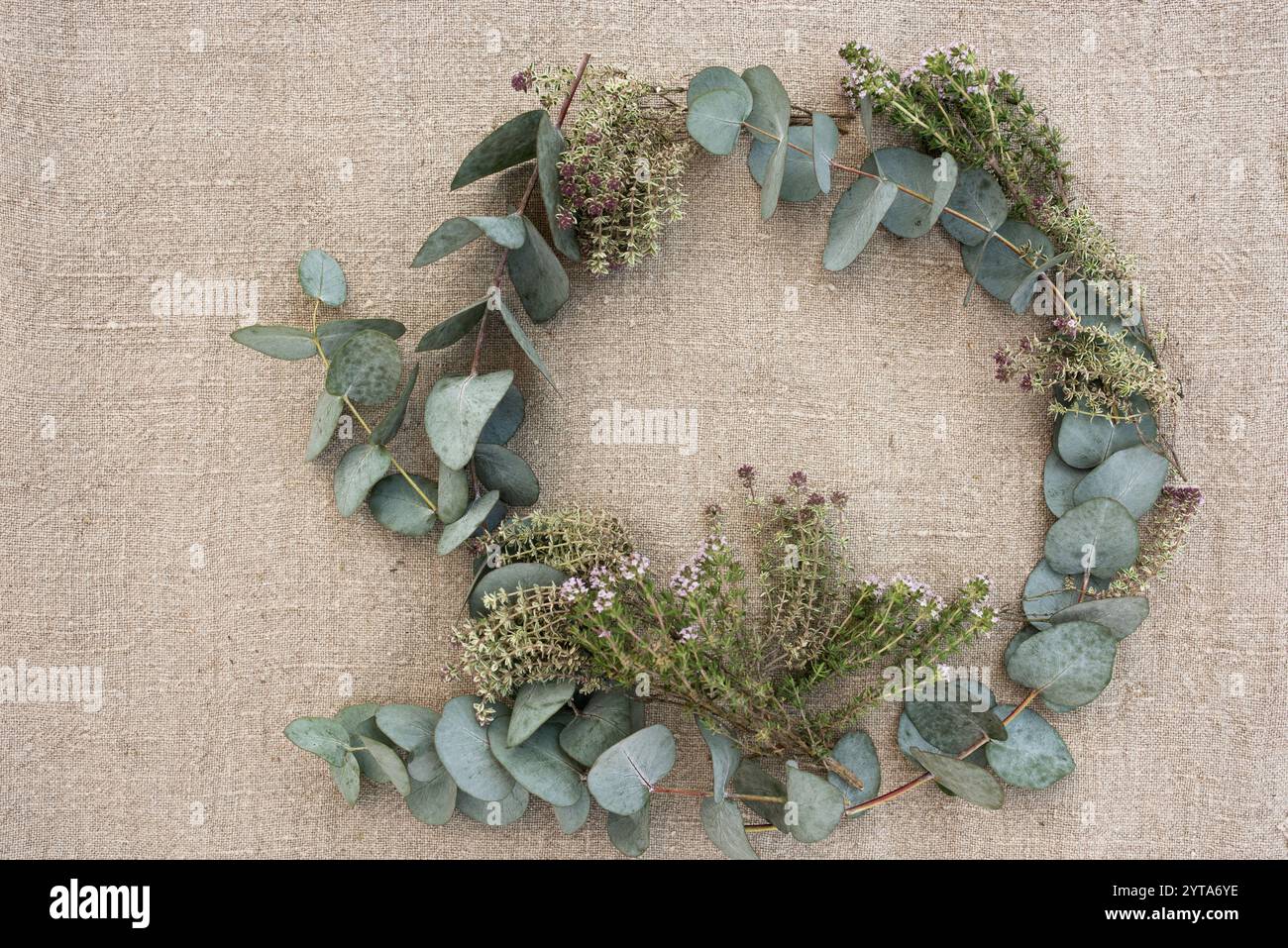 Naturdekoration im nachhaltigen Boho-Stil auf beigem Leinentuch. Hintergrund für Hochzeiten und festliche Gastronomie. Draufsicht mit Platz für Text. Stockfoto