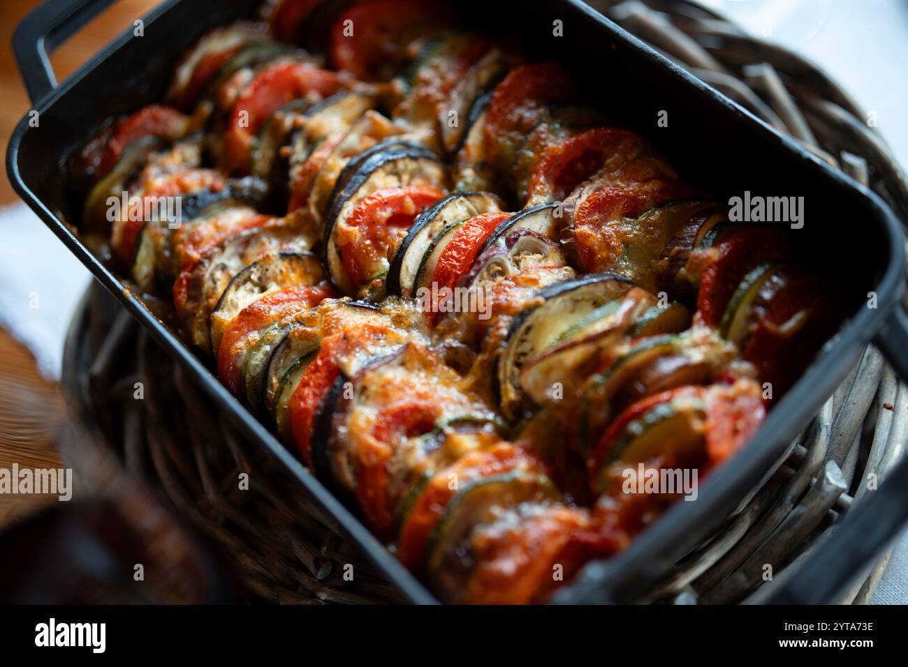 Pflanzliche Ratatouille in einem rechteckigen Gusseisenauflauf. Traditioneller französischer provenzalischer Gemüseeintopf. Gesunde vegetarische Ernährung. Nahaufnahme mit kurzer Schärfentiefe. Draufsicht. Stockfoto