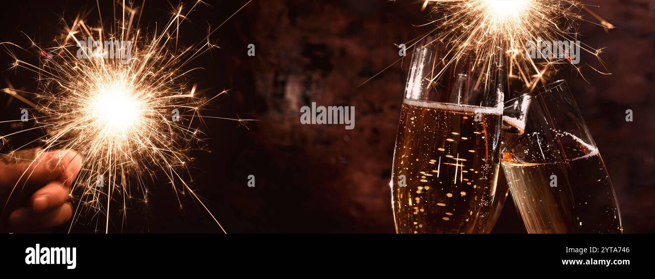 Champagner für festliche Feierlichkeiten toasten. Gläser Sekt vor goldenen Bokeh-Lichtern und glitzernden Glitzern. Horizontaler Hintergrund für weihnachten, Neujahr, Partys und festliche Veranstaltungen. Stockfoto