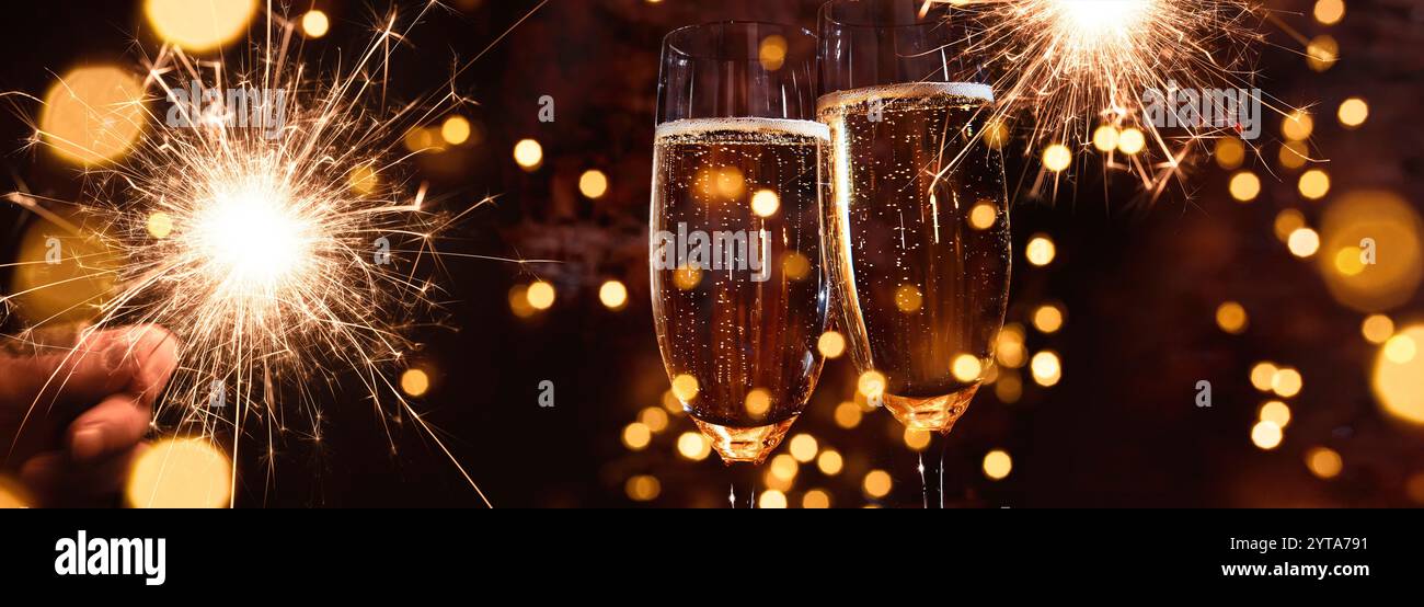 Champagner für festliche Feierlichkeiten toasten. Gläser Sekt vor goldenen Bokeh-Lichtern und glitzernden Glitzern. Horizontaler Hintergrund für weihnachten, Neujahr, Partys und festliche Veranstaltungen. Stockfoto