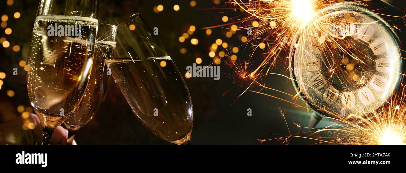 Champagner zum NeujahrsCountdown toasten. Gläser Sekt vor glitzernden Funkeln und Wecker horizontaler Hintergrund für Silvesterparty und Einladung. Stockfoto