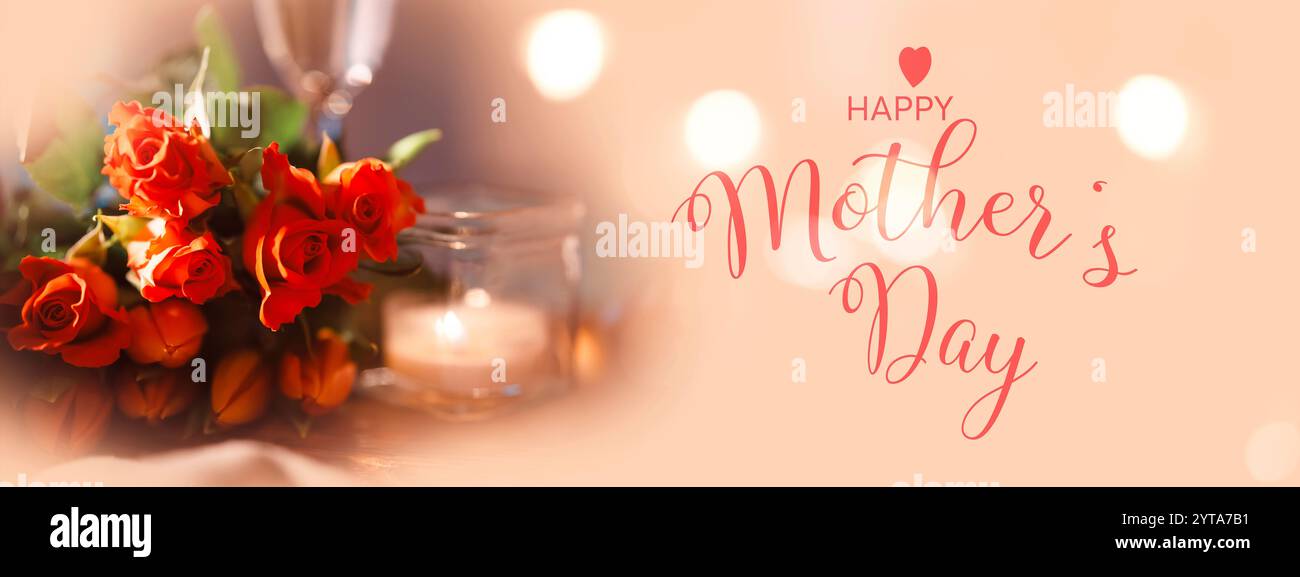 Stillleben Hintergrund für Muttertagsgrüße mit roten Rosen und Tulpen auf hellem Aprikosenton mit glänzendem Bokeh. Horizontaler Hintergrund mit Champagner und Kerzenlicht. Englischer Text. Stockfoto