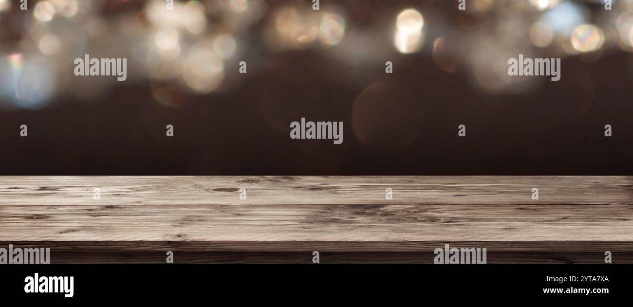 Festliche Panorama für die Feiertage vor einem leeren Tisch für eine Präsentation Stockfoto