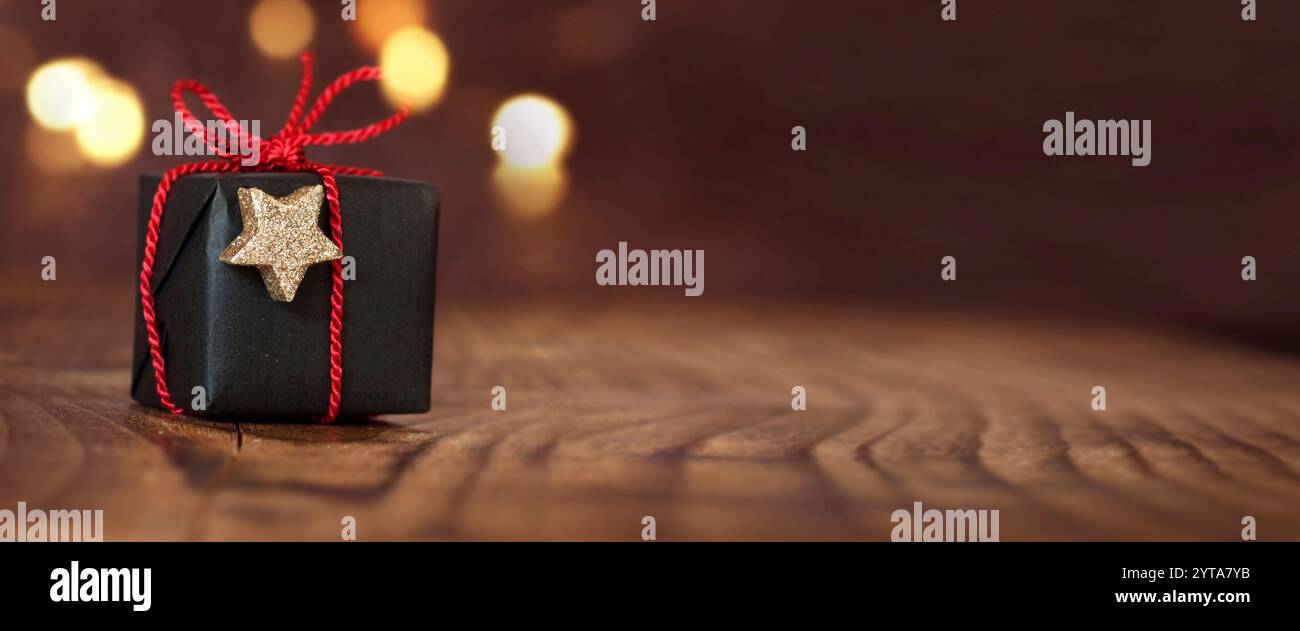 Für Weihnachten mit Stars und Bokeh an einem hölzernen Tisch vorhanden Stockfoto