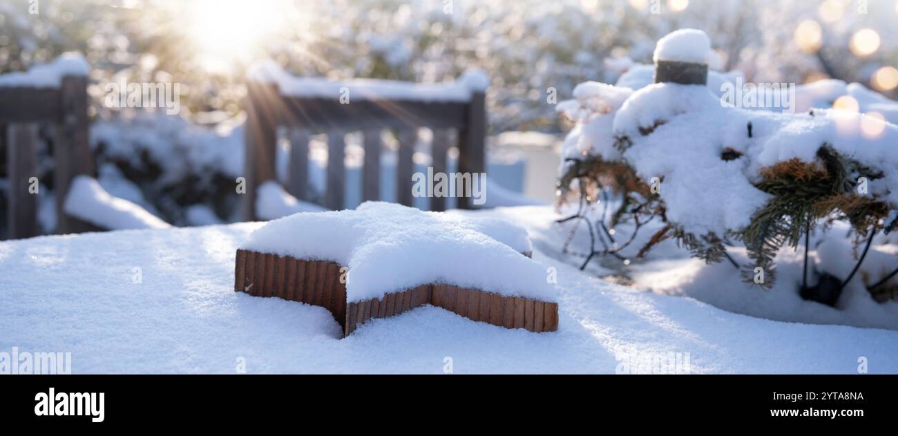 Verschneite weihnachtsdekoration im Garten Stockfoto