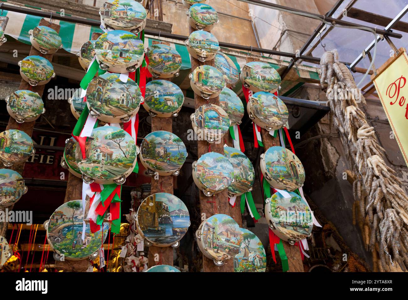 Historische Straße „San Gregorio Armeno“ der Altstadt von Krippen mit Marionetten berühmter Menschen in Neapel Stockfoto