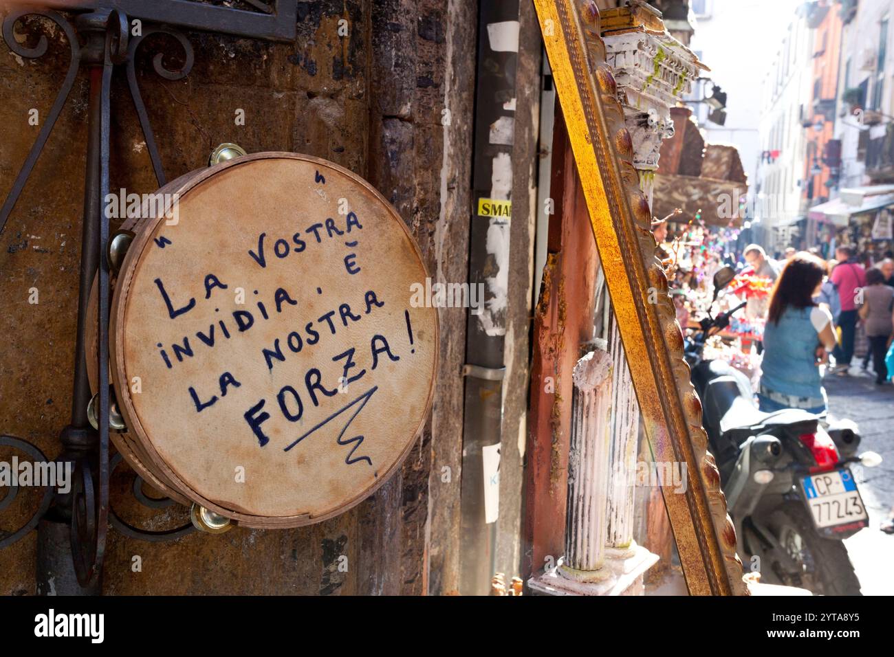 Historische Straße „San Gregorio Armeno“ der Altstadt von Krippen mit Marionetten berühmter Menschen in Neapel Stockfoto