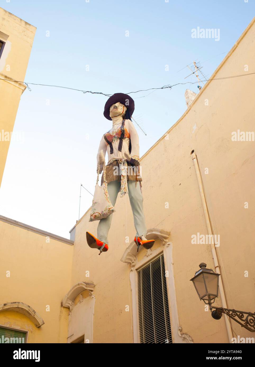 Die "Caremma" gekleidet alte Dame in Trauer, die mit der Ankunft des Osterfestes gebrannt ist. Gallipoli, Italien typischen Tradition. Stockfoto