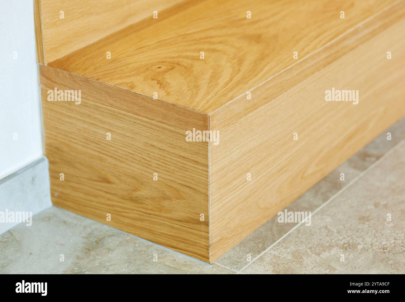 Selektives Fokusdetail einer Eichenparkettstufe auf Feinsteinzeug Stockfoto